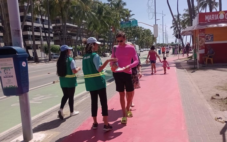Desenvolvimento Sustentável realiza ações de educação ambiental na orla da capital