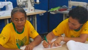 artesãs produzem máscaras