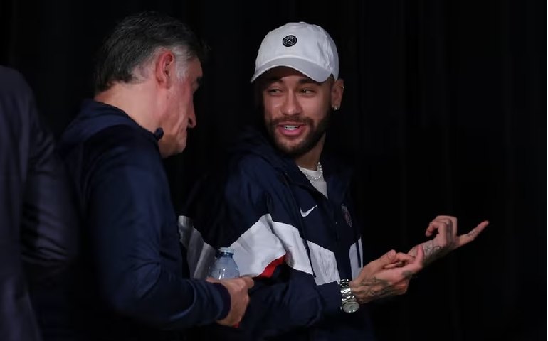 Técnico do PSG revela papo com Neymar por jogo de pôquer, mas defende jogador