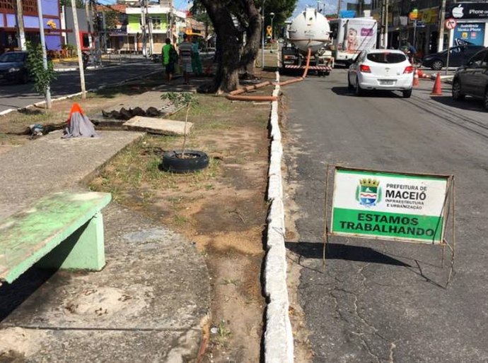 Prefeitura trabalha na desobstrução da rede de drenagem na Amélia Rosa