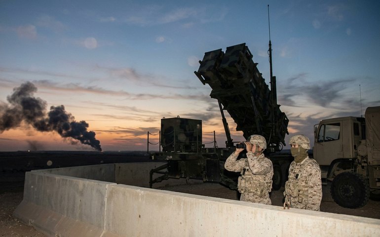 EUA atacam alvos militares no Irã; Kuwait intercepta mísseis e drones