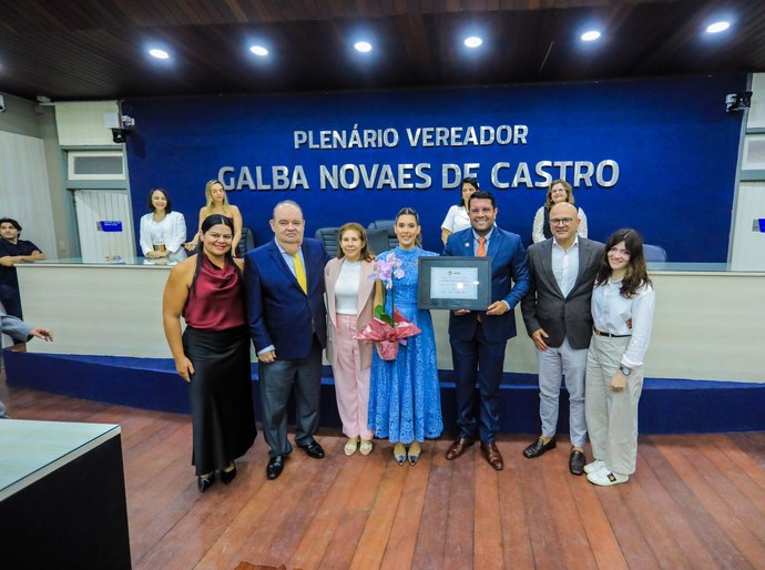 Câmara entrega título de cidadã maceioense à advogada Cristiana Maya por defesa da mulher em Alagoas