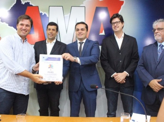 Semarh entrega planos para nortear municípios sobre política de resíduos