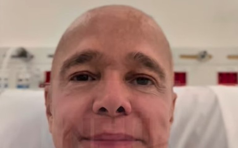 Cantor Netinho celebra ganho de peso durante tratamento contra câncer