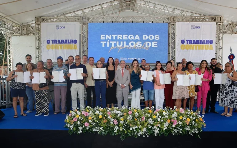 Fim da informalidade: 314 famílias de São José da Laje recebem títulos de propriedade pelo Moradia Legal.