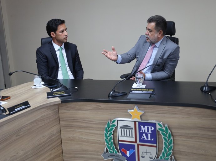 PGJ Lean Araújo recebe prefeito Rodrigo Cunha e reforça diálogo institucional