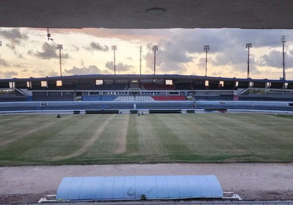 Governo de Alagoas inicia revitalização do gramado do Estádio Rei Pelé