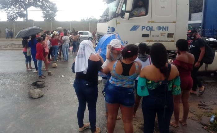 Familiares de presos protestam na entrada do Distrito Industrial de Maceió