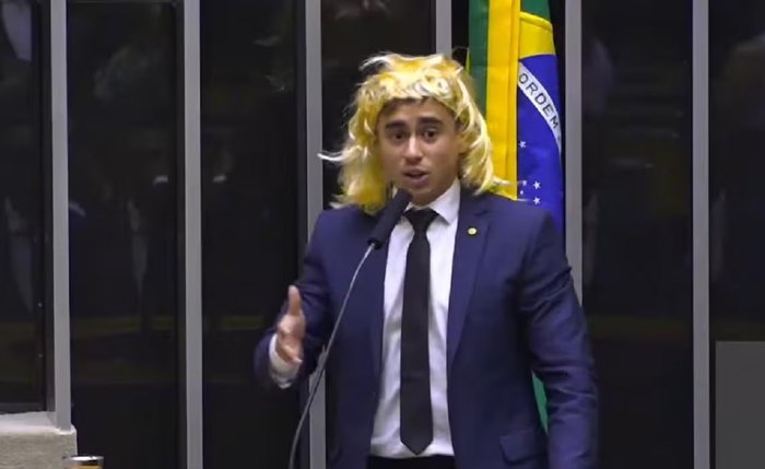 Nikolas Ferreira, de peruca no discurso transfóbico