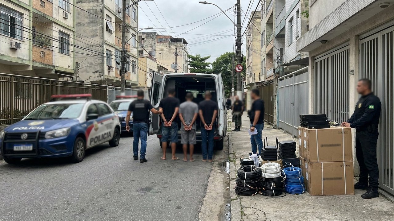 Seis pessoas são presas, suspeitas de impor monopólio ilegal de internet ligado ao Comando Vermelho em Vila Isabel