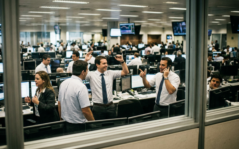 Principais indicadores fecham em alta; Ibovespa avança 1,24%