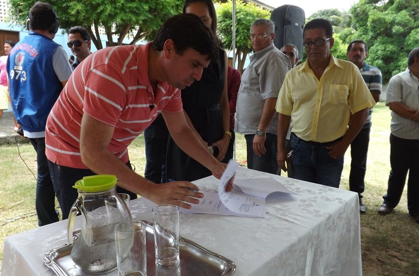 Marcius Beltrão assina ordem de serviço para pavimentação na ‘Vila Matias’