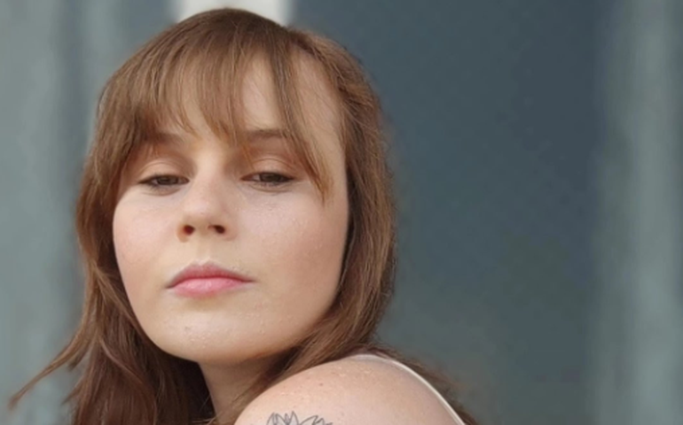 “Um sonho lúcido”, nova obra da poeta paulistana Laura Redfern Navarro, explora as fronteiras entre o sonho, a linguagem e a dissociação