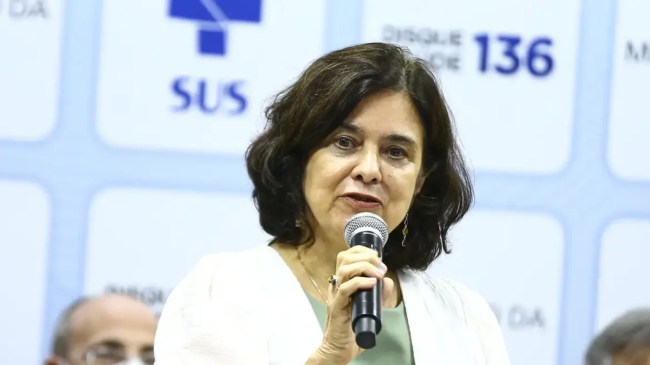 Nísia diz que mais de 700 mil vacinas contra dengue foram aplicadas e diz que anunciará 'possibilidade de ampliação'
