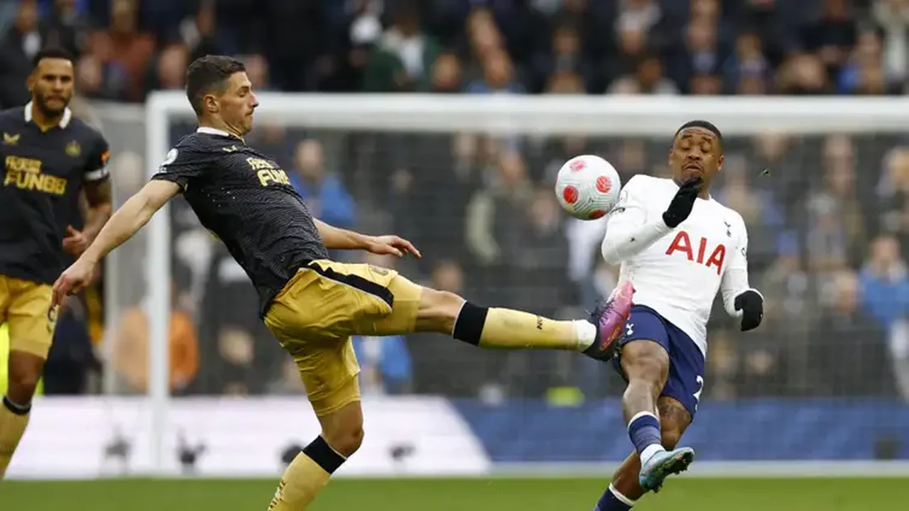 Udogie falha, Tottenham leva a virada do West Ham e chega a cinco jogos sem vitórias no Inglês