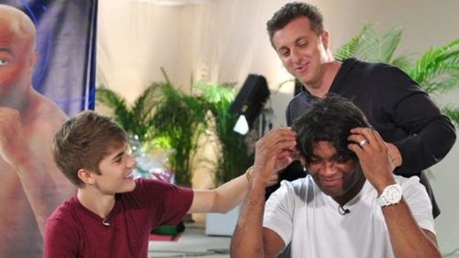 Lutador Anderson Silva faz cover de Justin Bieber na TV