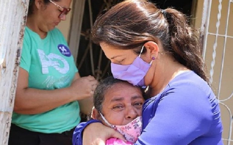 Palmeira: Mosabelle Ribeiro se emociona com eleitora no bairro Eucalipto