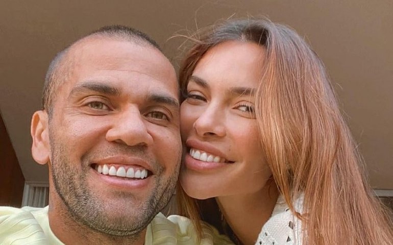 Mulher de Daniel Alves pede privacidade a jornalistas após prisão do jogador