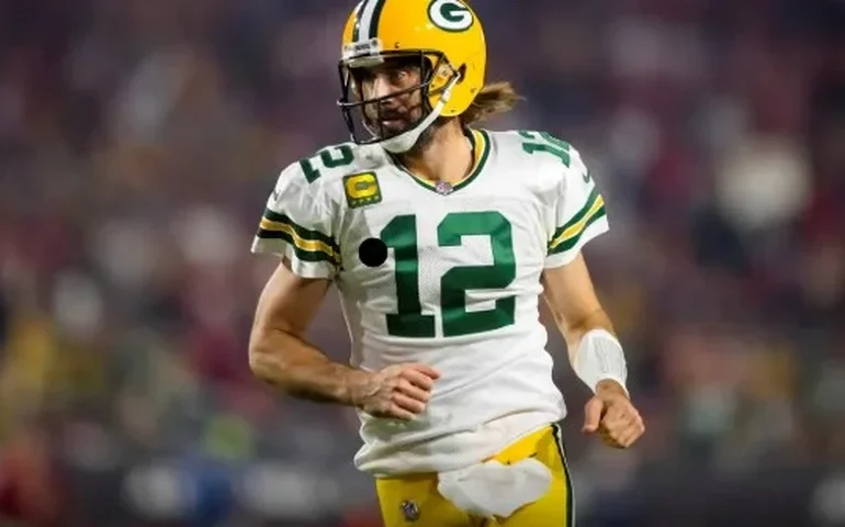 Aaron Rodgers evita falar em aposentadoria após eliminação dos Steelers