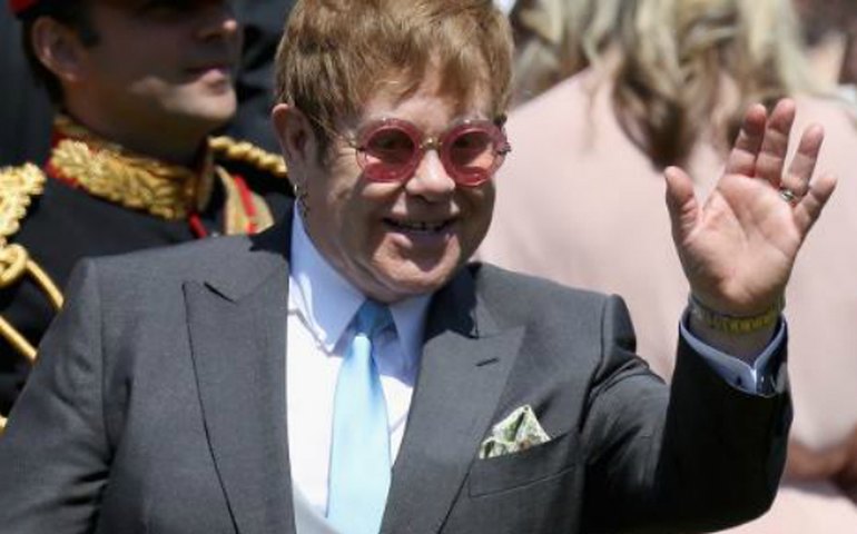 Elton John vai exibir shows históricos no Youtube, um deles gravado no Brasil