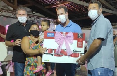Olavo Neto mantém tradição e homenageia mães muricienses com Show de Prêmios