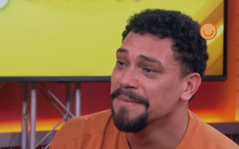 Vinícius chora com reação da mãe após se assumir bissexual no 'BBB 25'