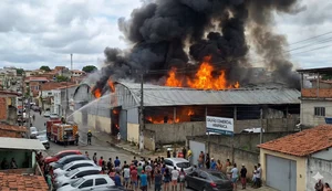 Incêndio destrói fábrica de estofados no bairro Planalto e chamas ameaçam loja de produtos químicos vizinha em Arapiraca