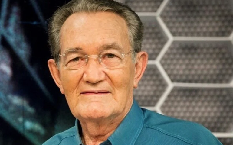 Corpo de Léo Batista é velado em cerimônia aberta na sede do Botafogo, no Rio