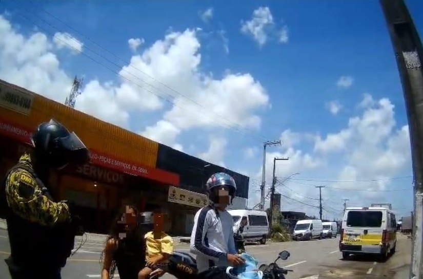 Motociclista inabilitado é flagrado transportando duas crianças na Av. Durval de Góes Monteiro