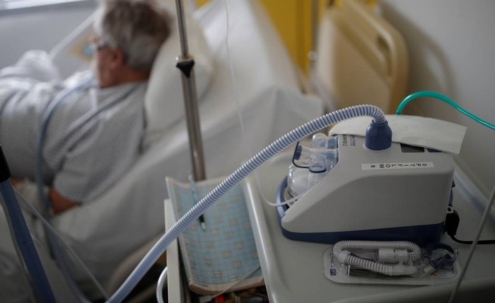 Paciente utiliza ventilação mecânica na França