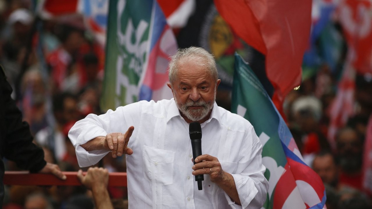 Lula se compromete a realizar conferência nacional para favelas, caso eleito