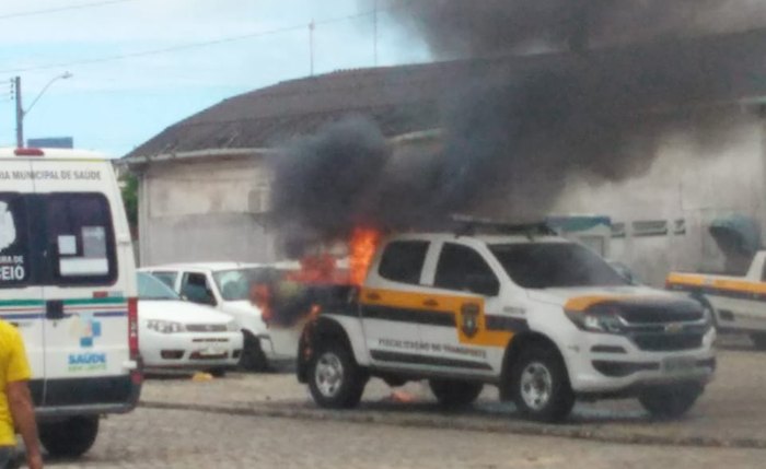 Viatura da SMTT foi incendiada no pátio do órgão