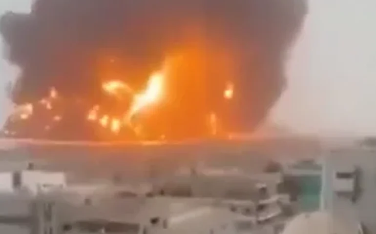 Incêndio atinge aeroporto de Dubai após ataque de drones iranianos