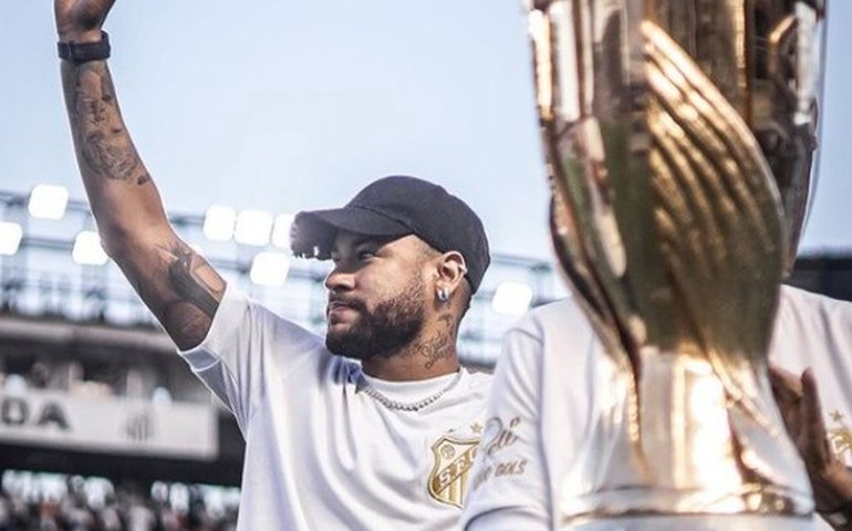 Neymar comemora vitória do Santos e rouba a cena em coletiva de Carille: 'Voltamos'