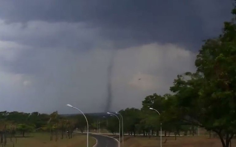 Tornados atingem centro-oeste e sul dos EUA e deixam ao menos 18 mortos