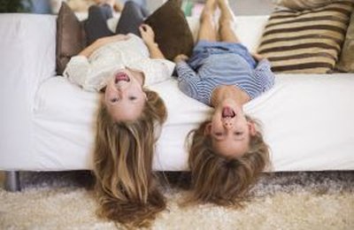 Criança em casa: o que fazer para proteger os estofados