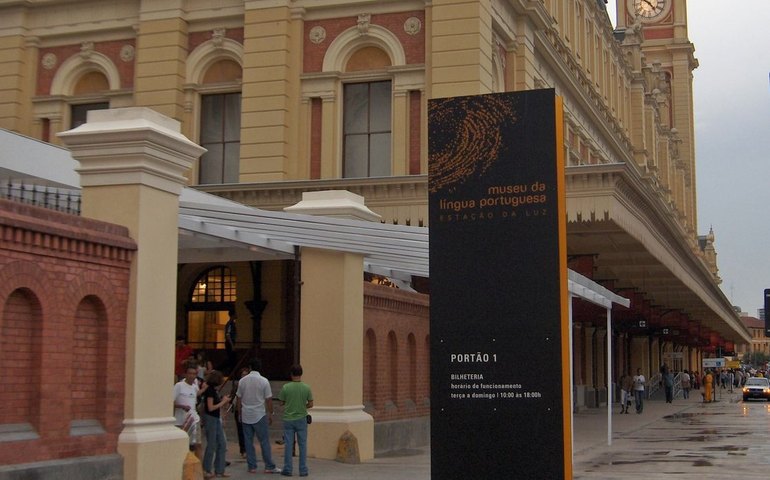 Vai à nova exposição no Museu da Língua Portuguesa? Veja como esticar o passeio
