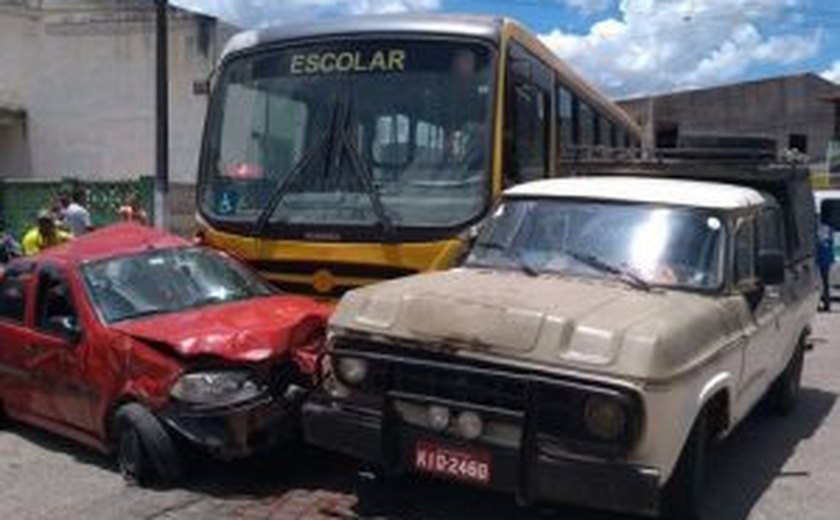 Ônibus escolar provoca acidente no centro de Santana do Ipanema