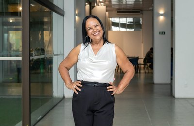 Escritora Márcia de Assis leva projeto de incentivo à leitura para escolas e instituições de Alagoas