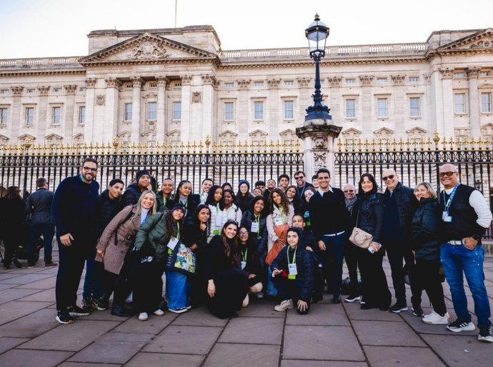 JHC e Marina Candia acompanham estudantes em visita à National Gallery e ao Palácio de Buckingham, em Londres