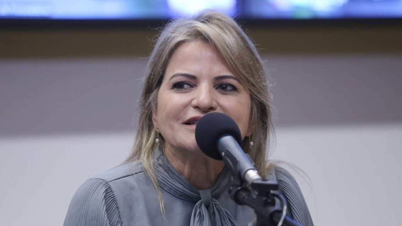 Comissão aprova política de apoio a cuidadores de idosos dependentes
