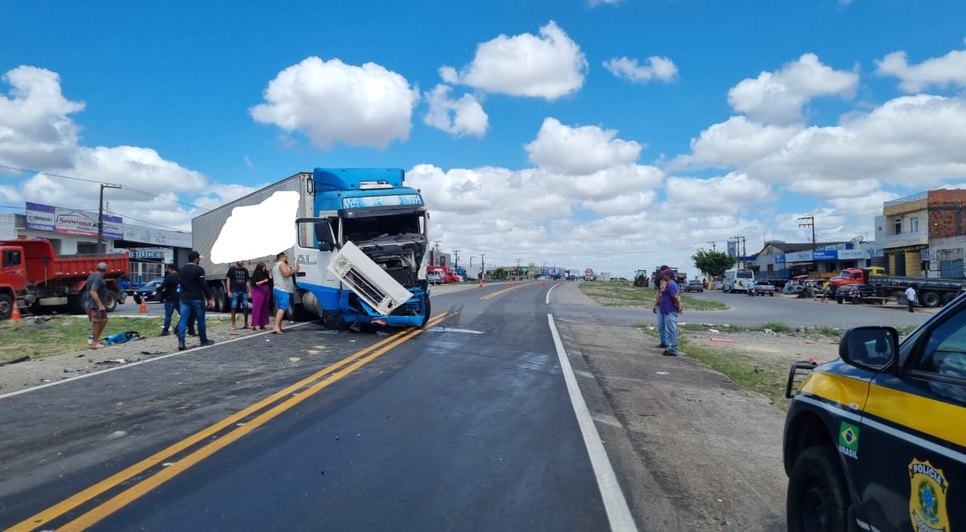 Batida entre carretas deixa uma pessoa gravemente ferida em Itabaiana
