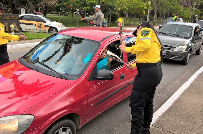 Maio Amarelo: blitz educativa orienta condutores e homenageia mães
