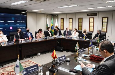 PGJ Márcio Roberto e chefes ministeriais do MPDFT e outros estados entregam documento sobre a PEC 5 