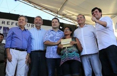 Renan Filho entrega 245 casas e destaca investimentos do governo em Penedo