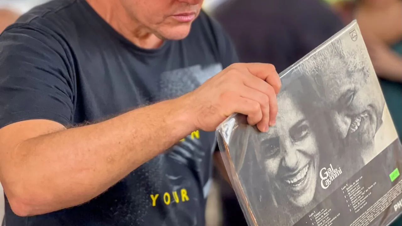 Feira de Discos de Arapiraca celebra aniversário da cidade com shows e venda de vinil na praça