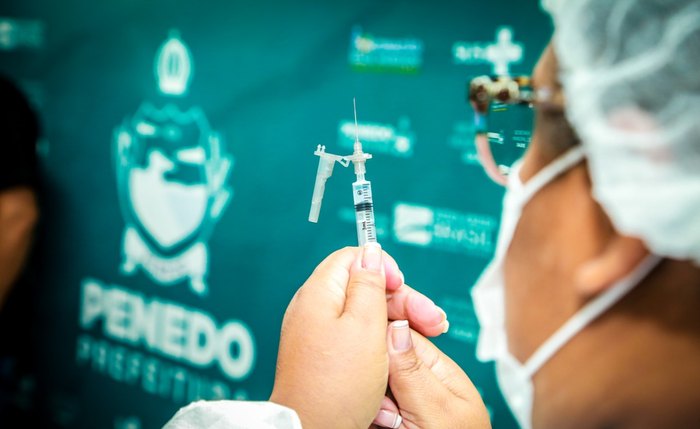 Adolescentes entre 12 e 17 anos serão vacinados de forma simultânea nos municípios