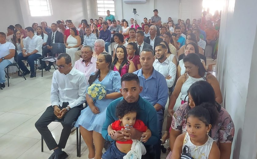 Casamento coletivo oficializa união de 32 casais em Murici