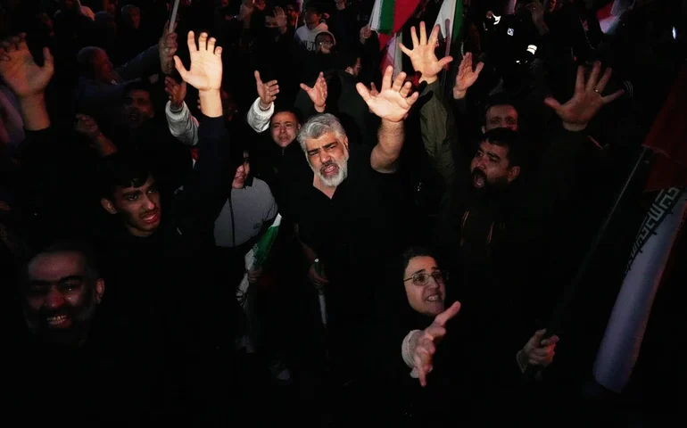 Irã promete vingança após o assassinato de seu principal líder e troca ataques com Israel em uma guerra cada vez maior