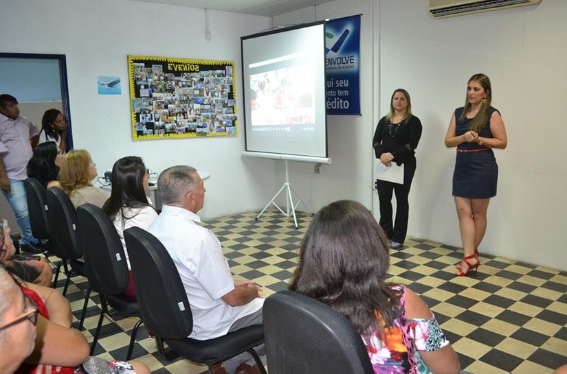 Prefeitura de Atalaia entrega certificados de cursos profissionalizantes